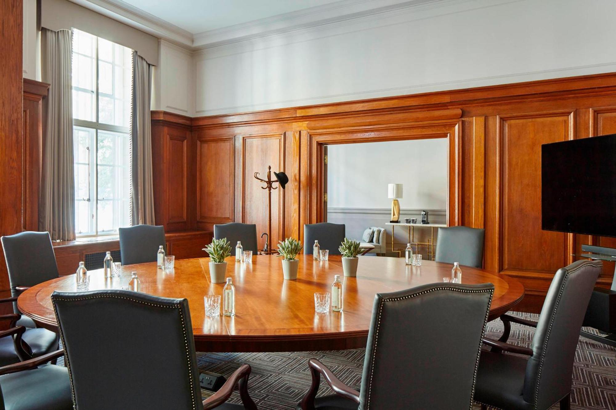 London Marriott Hotel County Hall Екстериор снимка
