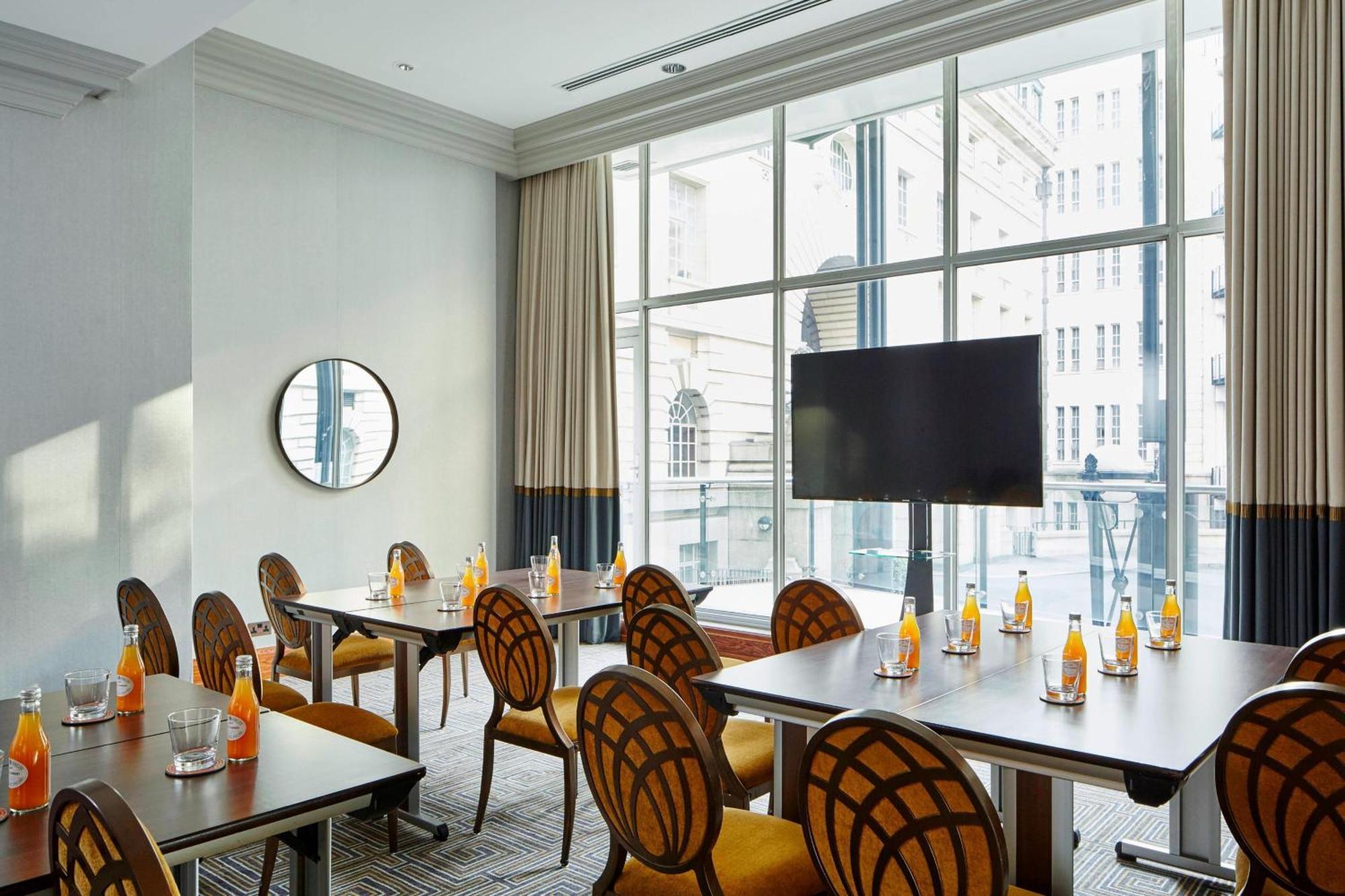 London Marriott Hotel County Hall Екстериор снимка